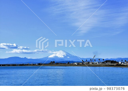 江ノ島 片瀬東浜海水浴場からみた雪の富士山 江ノ島 片瀬東浜海水浴場からみた雪の富士山 98373076