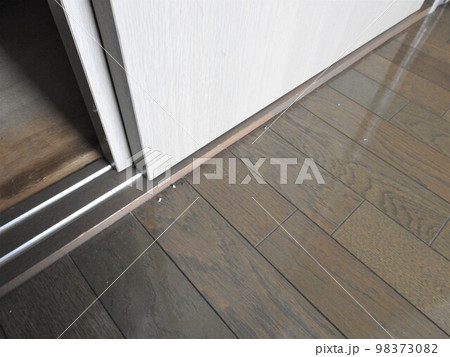 収納空間の扉　扉　クローゼットの扉　スライド式扉 98373082