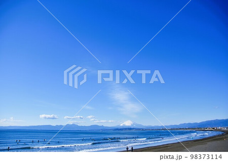 江ノ島　片瀬西浜海水浴場から見える雪の富士山 98373114