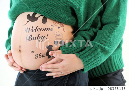 マタニティフォト可愛い妊婦さんのお腹アップ 98373153