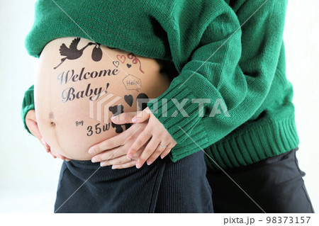 マタニティフォト可愛い妊婦さんのお腹アップ マタニティフォト可愛い妊婦さんのお腹アップ 98373157