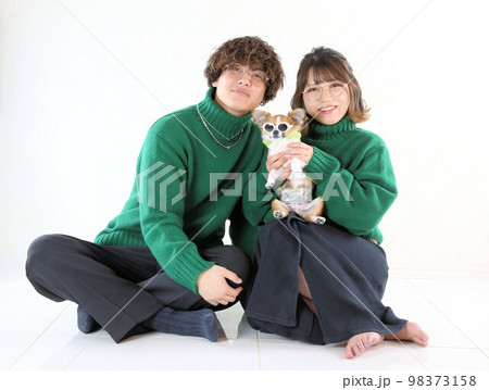 マタニティフォト20代新婚夫婦、可愛い妊婦さんと旦那さん 98373158