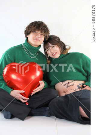 マタニティフォト20代新婚夫婦、可愛い妊婦さんと旦那さん 98373179