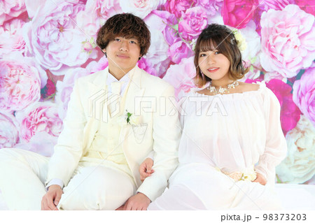 マタニティフォト20代新婚夫婦、可愛い妊婦さんと旦那さん マタニティフォト20代新婚夫婦、可愛い妊婦さんと旦那さん 98373203