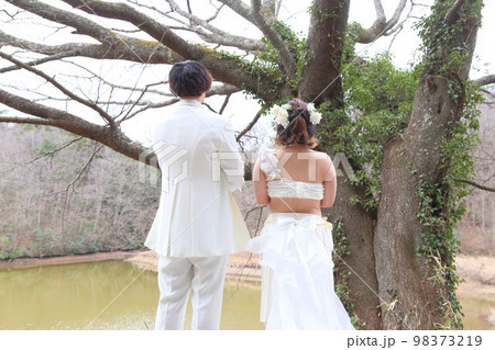 マタニティフォト20代新婚夫婦、可愛い妊婦さんと旦那さん マタニティフォト20代新婚夫婦、可愛い妊婦さんと旦那さん 98373219