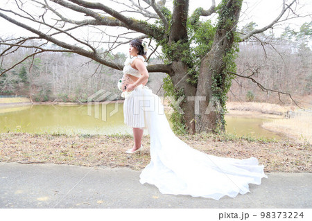 マタニティフォト20代新婚夫婦、可愛い妊婦さん マタニティフォト20代新婚夫婦、可愛い妊婦さん 98373224