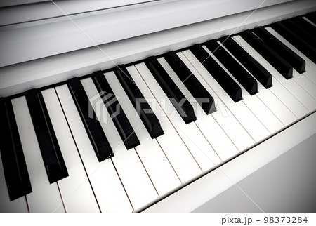 ピアノの鍵盤写真 98373284