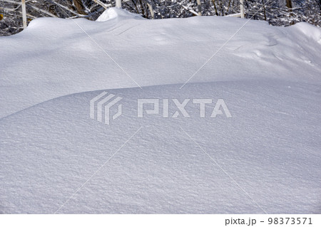 Beautiful and relaxing winter snowy background Beautiful and relaxing winter snowy background 98373571