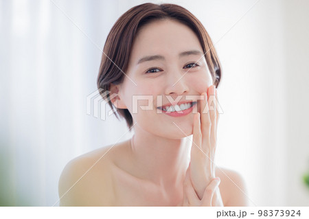 ビューティーイメージ　女性のポートレート 98373924