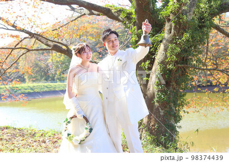 フォトウエディングの新郎新婦、自然の中でのロケーション撮影 98374439