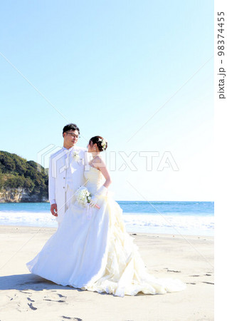 海ロケーションにてオーシャンフォトウエディングの新郎新婦 98374455