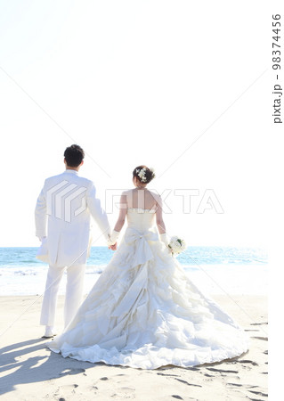 海ロケーションにてオーシャンフォトウエディングの新郎新婦 98374456