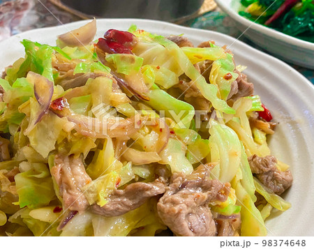 中国家庭料理・キャベツとラム肉の炒め（包菜肉片） 98374648