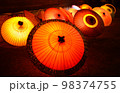夜の灯りと和傘 98374755