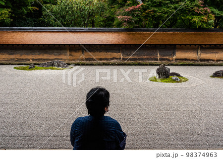 京都 雨の龍安寺石庭 京都 雨の龍安寺石庭 98374963