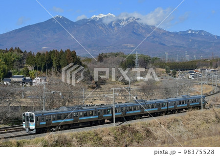 八ヶ岳を背景に大カーブをゆく211系長野色　小淵沢～長坂 98375528