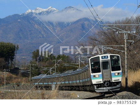 八ヶ岳を背景にカーブを走る211系長野色　小淵沢～長坂 98375529