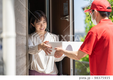 荷物を受け取る女性 配達員 受け取り 荷物を受け取る女性 配達員 受け取り 98375935