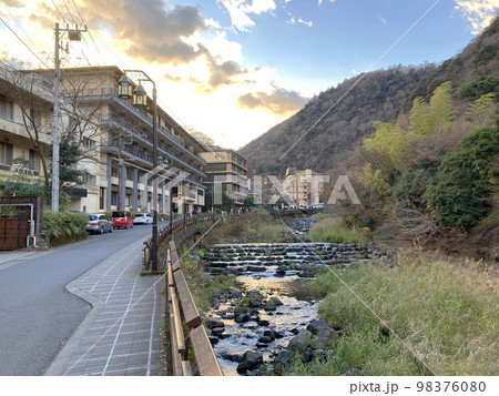 箱根湯本の温泉街 98376080