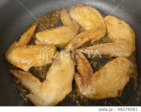 手羽先調理中 98376081