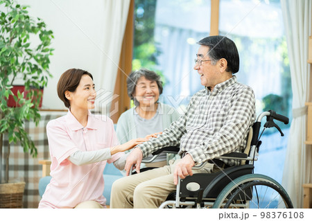 シニア、介護、看護師、夫婦、車椅子、女性、お婆さん、介護士、お爺さん、介護福祉士、営業、介護イメージ 98376108