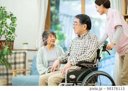 シニア、介護、看護師、夫婦、車椅子、女性、お婆さん、介護士、お爺さん、介護福祉士、営業、介護イメージ シニア、介護、看護師、夫婦、車椅子、女性、お婆さん、介護士、お爺さん、介護福祉士、営業、介護イメージ 98376113