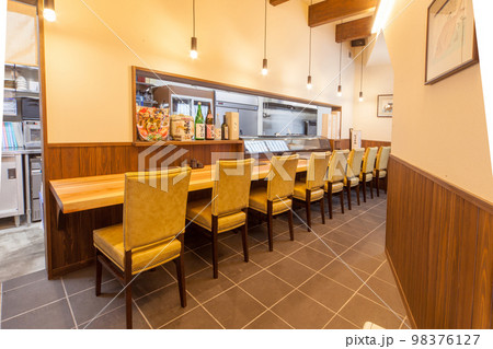 飲食店のカウンター席 98376127