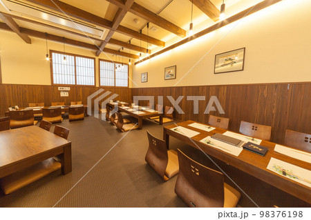 飲食店の座敷 98376198