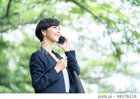スマホで通話中のスーツの女性　ビジネスウーマン 98376219