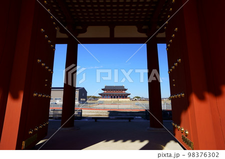 平城宮跡歴史公園・完成した大極門と大極殿 平城宮跡歴史公園・完成した大極門と大極殿 98376302