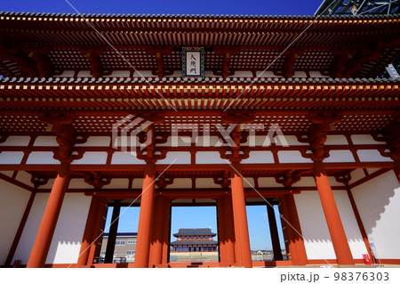 平城宮跡歴史公園・完成した大極門と大極殿 平城宮跡歴史公園・完成した大極門と大極殿 98376303