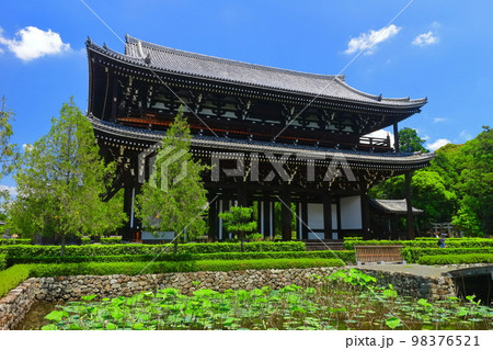 【京都府】新緑の東福寺（三門と放生ヶ池） 98376521