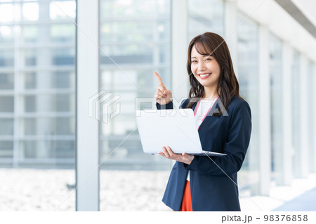 パソコンを持つビジネスウーマン 98376858