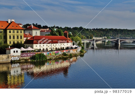 カレル橋のプラハ旧市街の街並み カレル橋のプラハ旧市街の街並み 98377019