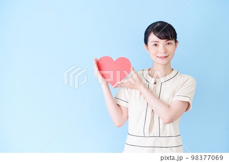 ハートマークをもつエステ・美容クリニックの女性 ハートマークをもつエステ・美容クリニックの女性 98377069