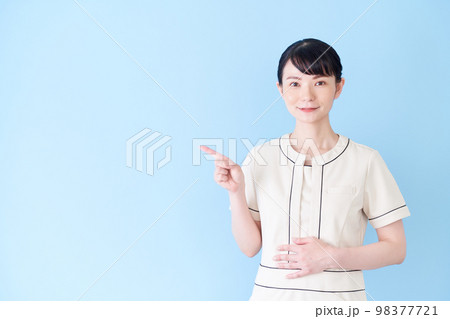 指で指し示すエステ・美容クリニックの女性 98377721