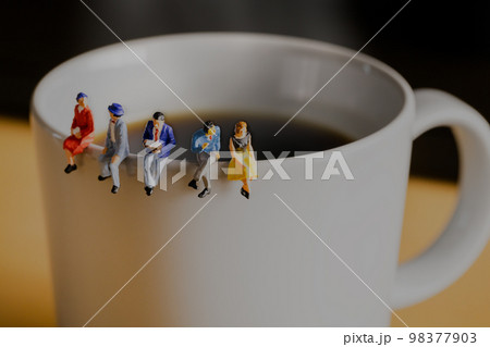 コーヒーとくつろぐ人々 98377903