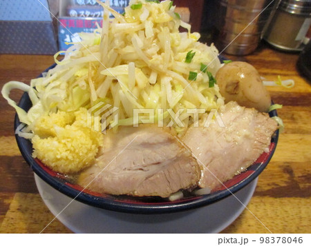 九州の二郎系ラーメン「太一商店」のラーメン、野菜多め 九州の二郎系ラーメン「太一商店」のラーメン、野菜多め 98378046