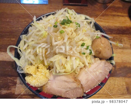 九州の二郎系ラーメン「太一商店」のラーメン、野菜多め 98378047