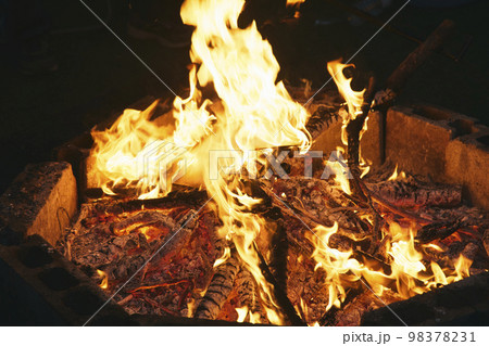 焚き火 焚き上げ 炎 焚き火 焚き上げ 炎 98378231