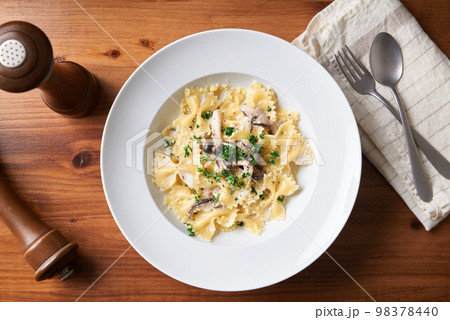 キノコクリームソースのファルファッレ 98378440