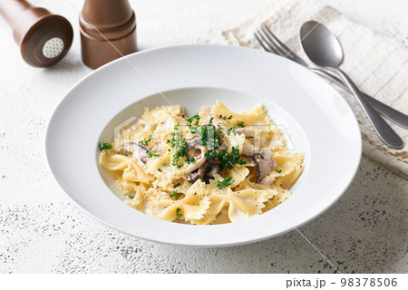 キノコクリームソースのファルファッレ キノコクリームソースのファルファッレ 98378506