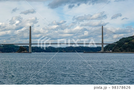 玄界灘を越えて加部島と九州本土を結ぶ呼子大橋（佐賀県唐津市呼子町） 98378626
