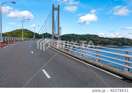 玄界灘を越えて加部島と九州本土を結ぶ呼子大橋(佐賀県唐津市呼子町) 玄界灘を越えて加部島と九州本土を結ぶ呼子大橋(佐賀県唐津市呼子町) 98378631