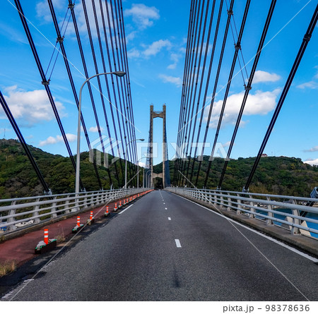 玄界灘を越えて加部島と九州本土を結ぶ呼子大橋（佐賀県唐津市呼子町） 98378636