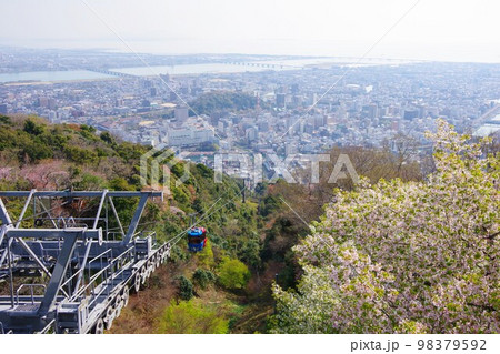 徳島県　桜の咲く眉山から市街・淡路島・沼島方面を望む 98379592