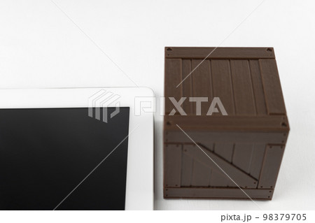 タブレットと玩具の木箱。タブレット端末のストレージイメージ 98379705