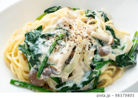 ほうれん草ときのこのクリームパスタのアップ。 98379805