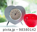 ハート型の時計とりんごの置物 98380142