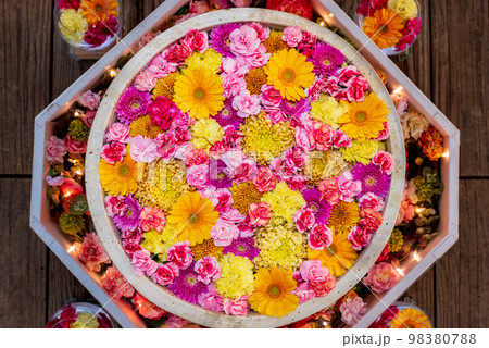 夜にライトアップされた花手水　あしかがフラワーパーク 98380788